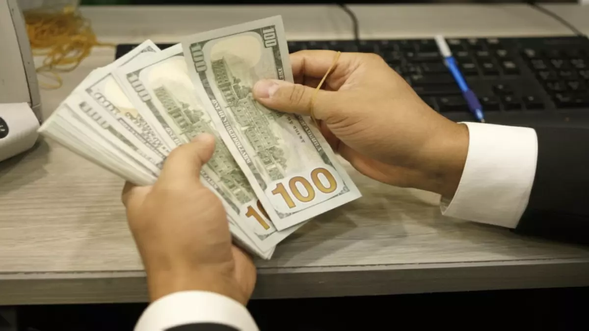 قرار البنوك يزلزل السوق.. السعر النهائي للدولار بعد تذبذبات جنونية يتجه للاستقرار (تفاصيل)