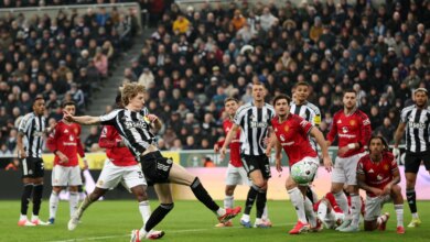 قرار تحكيمي مثير ينجو نجم نيوكاسل من الطرد ويثير غضب جماهير مانشستر يونايتد