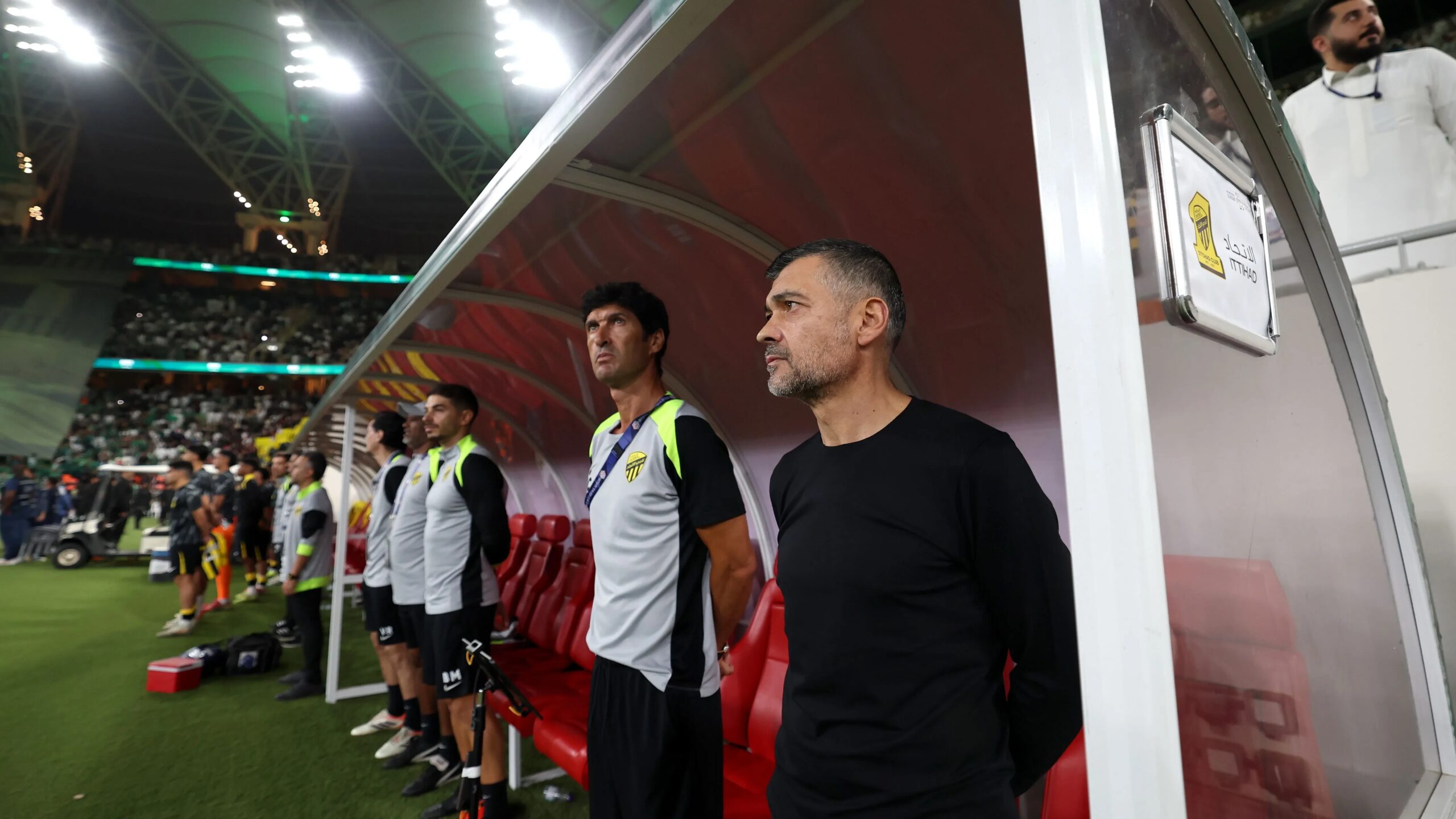 قرار مفاجئ من كونسيساو قبل مباراة الاتحاد والرياض يثير الجدل بين الجماهير ولاعبين