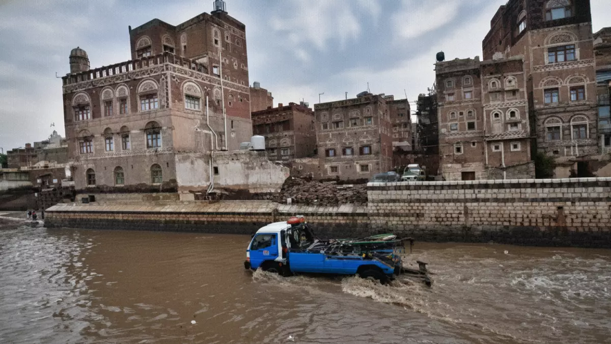 كارثة جوية مروعة تضرب صنعاء وذمار خلال ساعات.. الأقمار الاصطناعية تكشف عن كتل مطرية هائلة والسيول تهدد آلاف المنازل والقطاعات الحيوية