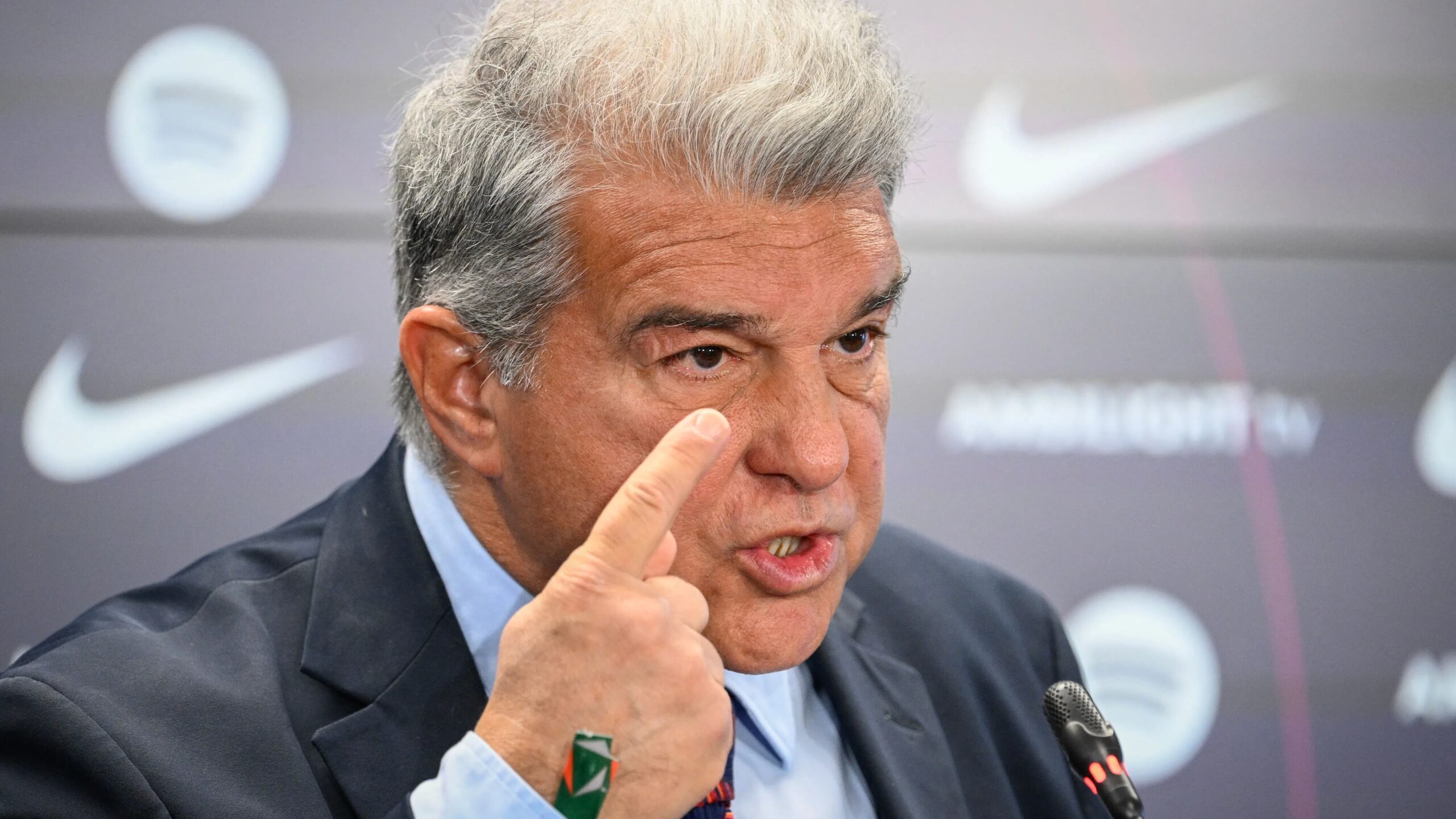 لابورتا يرد بقوة على هجمات ميسي ويصف ما حدث بقمة الدناءة