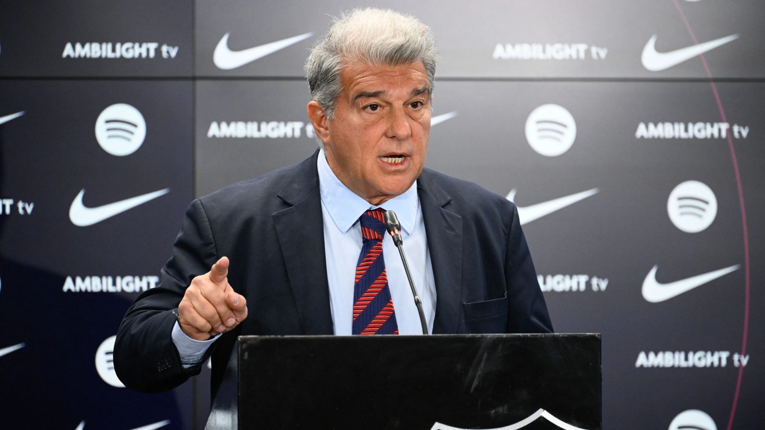 لابورتا يعبر عن شعوره بالخيانة إثر صفقة مثيرة للجدل في برشلونة