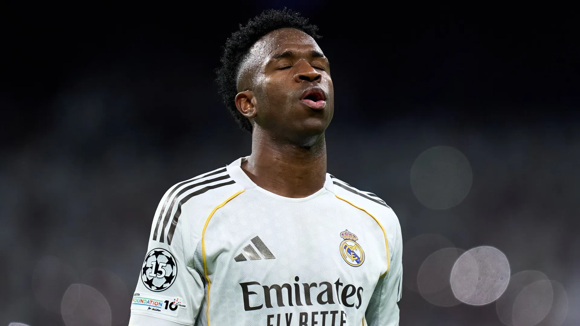 لاعب وسط برشلونة يعادل رقم فينيسيوس في إنجازات تاريخية لكرة القدم