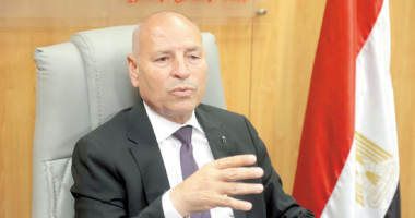 محافظ القاهرة يتفقد الأسواق ومواقف السرفيس بعد رفع أسعار الوقود في جولة تفقدية