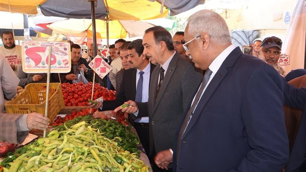 محافظ سوهاج يتابع بشكل مستمر توافر السلع وضبط الأسعار في الأسواق لضمان حقوق المستهلكين