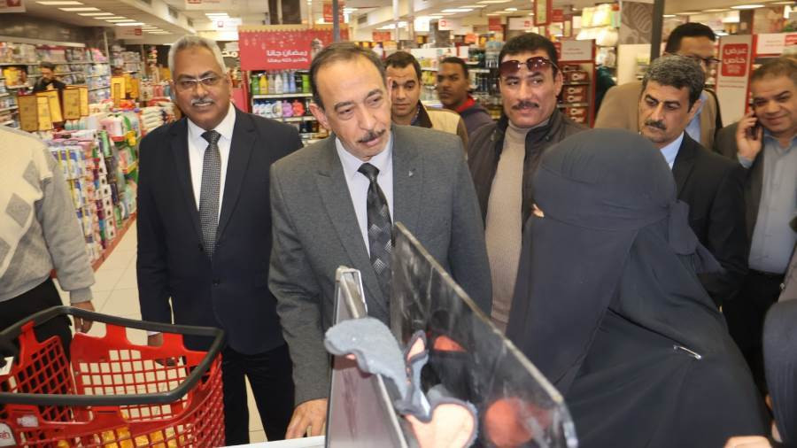 محافظ سوهاج يوجه قواته لفرض عقوبات صارمة ضد المتلاعبين بالأسعار والمحتكرين