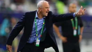 مدرب العراق يعاني من الاحتجاز في دبي جراء الحرب.. يوجه نداءً عاجلاً إلى الفيفا لدعم الحلول الإنسانية