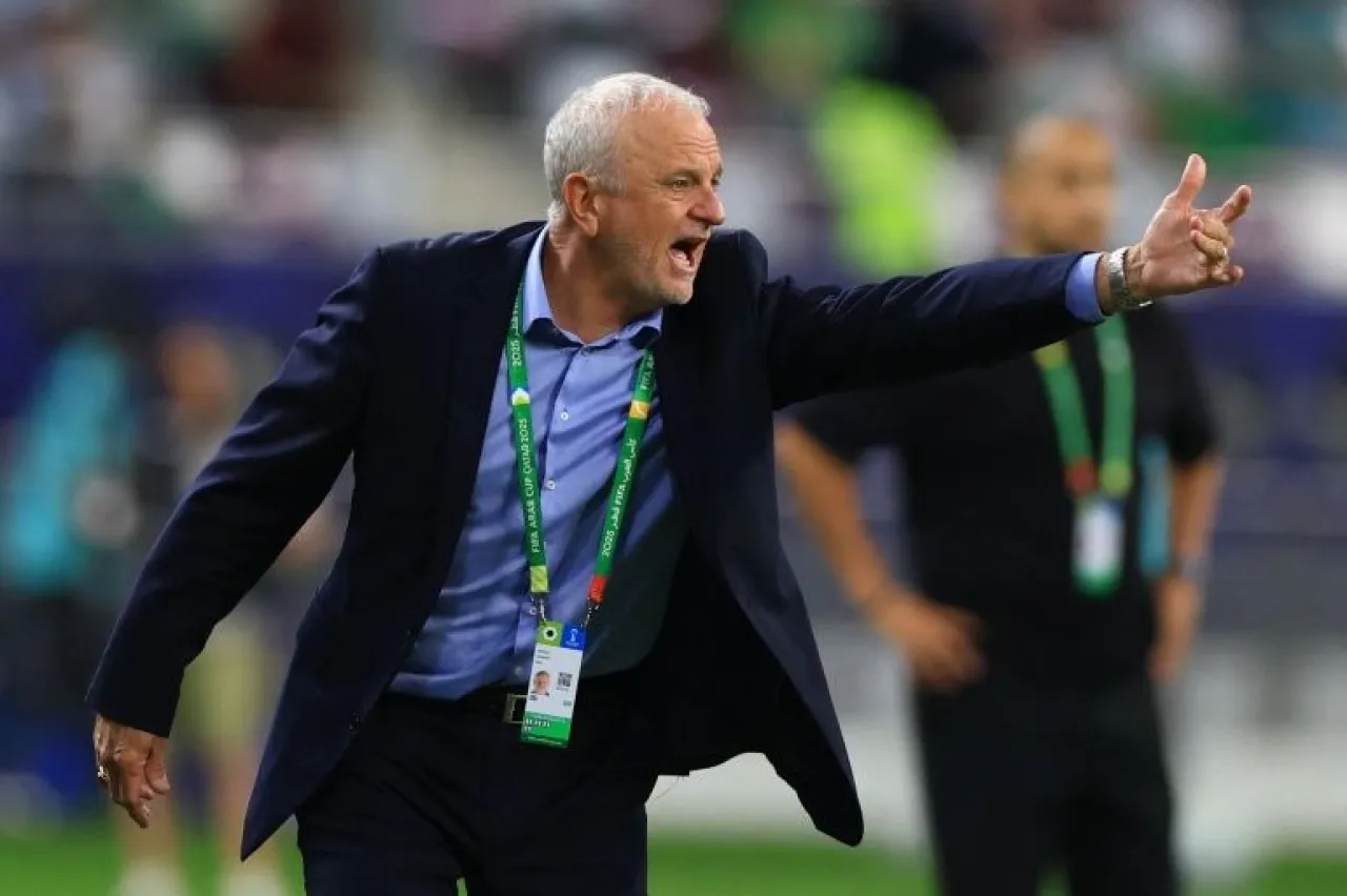 مدرب العراق يعاني من الاحتجاز في دبي جراء الحرب.. يوجه نداءً عاجلاً إلى الفيفا لدعم الحلول الإنسانية