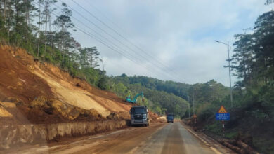 مقاطعة كوانغ نغاي تتخذ إجراءات عاجلة لمعالجة الانهيارات الأرضية على الطريق السريع الوطني رقم 24