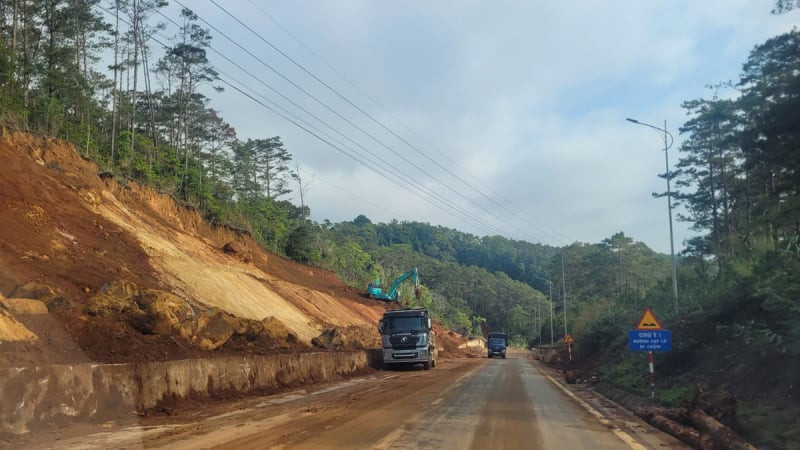 مقاطعة كوانغ نغاي تتخذ إجراءات عاجلة لمعالجة الانهيارات الأرضية على الطريق السريع الوطني رقم 24