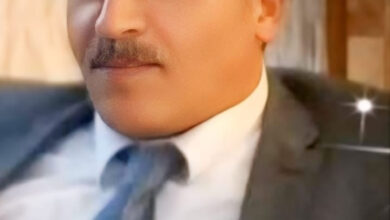 ملاحظة: يبدو أن العنوان الذي زودتني به يتضمن اسم الكاتب، لذا سأقوم بتحسينه وصياغته بأسلوب صحفي محترف مع الحفاظ على جوهره وكلماته المفتاحية، مع إضفاء بعض القوة والإثراء عليه، مع حذف الاسم المطلوب:
مُحللًا: حين يضيق الهواء بالكلمات تحت القبة، ملامح الصمت والأصوات تتصارع في أروقة الفضاء الفكري