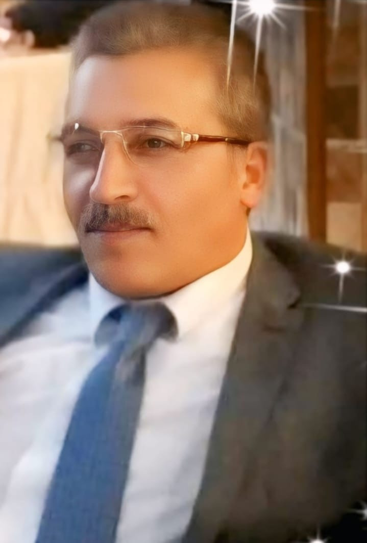 ملاحظة: يبدو أن العنوان الذي زودتني به يتضمن اسم الكاتب، لذا سأقوم بتحسينه وصياغته بأسلوب صحفي محترف مع الحفاظ على جوهره وكلماته المفتاحية، مع إضفاء بعض القوة والإثراء عليه، مع حذف الاسم المطلوب:
مُحللًا: حين يضيق الهواء بالكلمات تحت القبة، ملامح الصمت والأصوات تتصارع في أروقة الفضاء الفكري