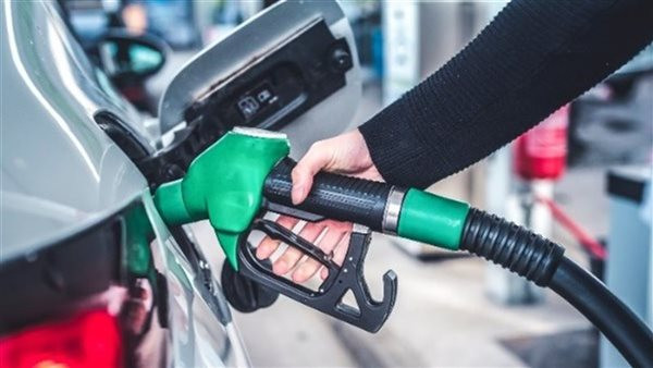 من 1.6 إلى 24 جنيهًا للتر.. كيف تحوّلت أسعار البنزين في مصر منذ قرار التعويم