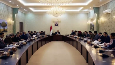 موظفو عدن النازحون يشتبكون مع السلطات ويشعلون احتجاجات غاضبة أمام القصر الرئاسي بعد 8 أشهر من دون رواتب