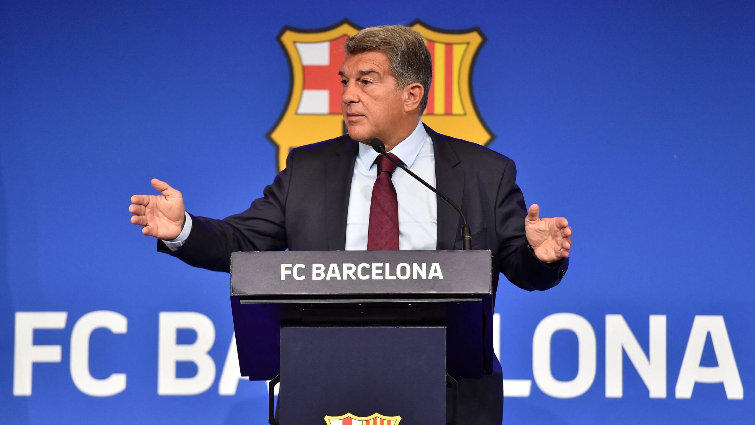 موقف طريف يخفف التوتر في مناظرة لابورتا وفونت الساخنة ويبرز اللحمة بين المتنافسين