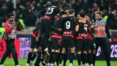 ميلان يلدغ إنتر ويشعل سباق الكالتشيو في لقطة مثيرة ومؤثرة