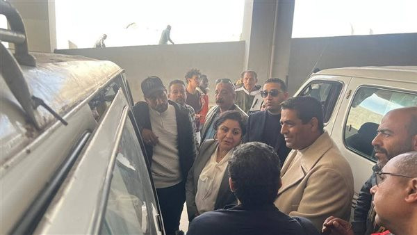 نائب محافظ القاهرة يتفقد موقف العاشر من رمضان خلال تنفيذ قرار تحريك أسعار الوقود