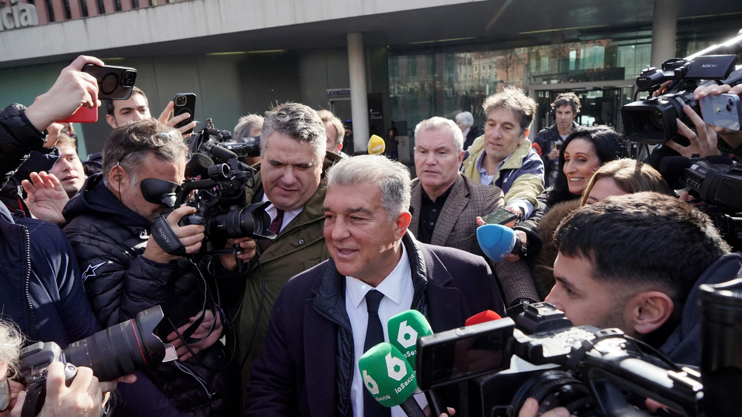 نائبة لابورتا برشلونة كان ميتًا قبلنا ولم نتمكن من دفع الرواتب وفواتير الكهرباء