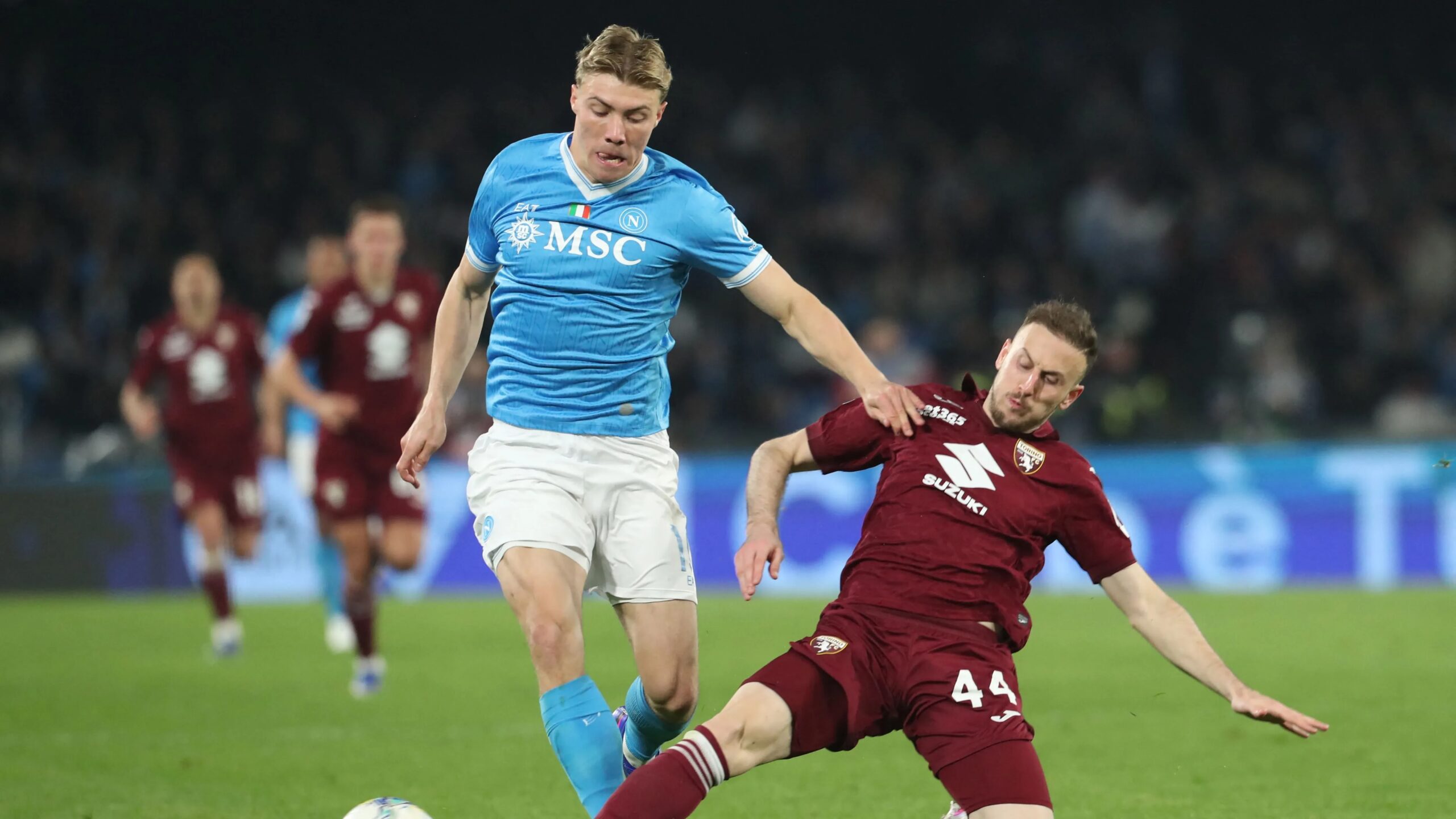 نابولي يحدد موقفه النهائي من عودة هويلوند إلى مانشستر يونايتد بعد المفاوضات