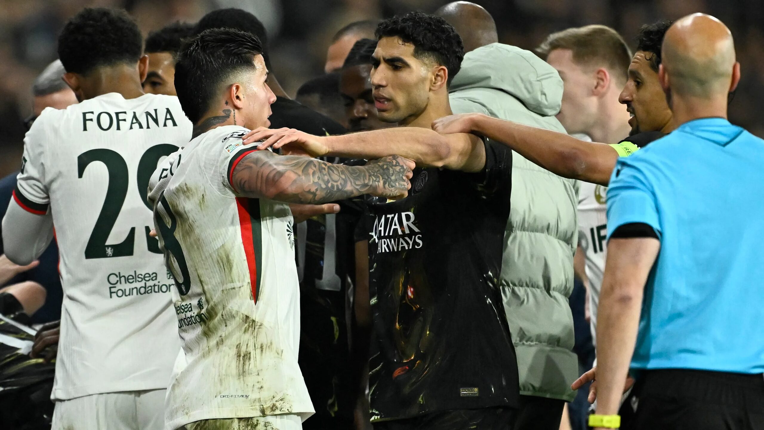 نجاة هازارد من الطرد يوفّر فرصة لتشيلسي بعد سقطة نجم الفريق أمام سان جيرمان