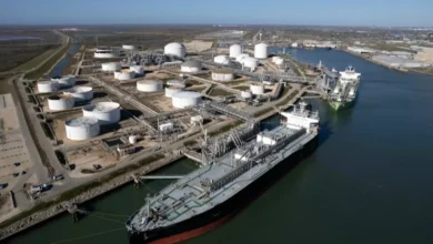 نفط يتجاوز 100 دولار رغم السحب التاريخي من الاحتياطيات، والهجمات على العراق تثير اضطرابات السوق وقلق المستثمرين