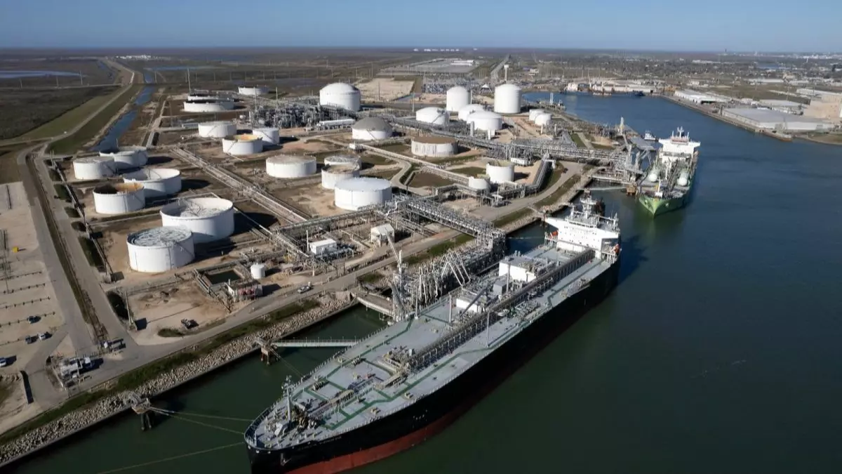 نفط يتجاوز 100 دولار رغم السحب التاريخي من الاحتياطيات، والهجمات على العراق تثير اضطرابات السوق وقلق المستثمرين