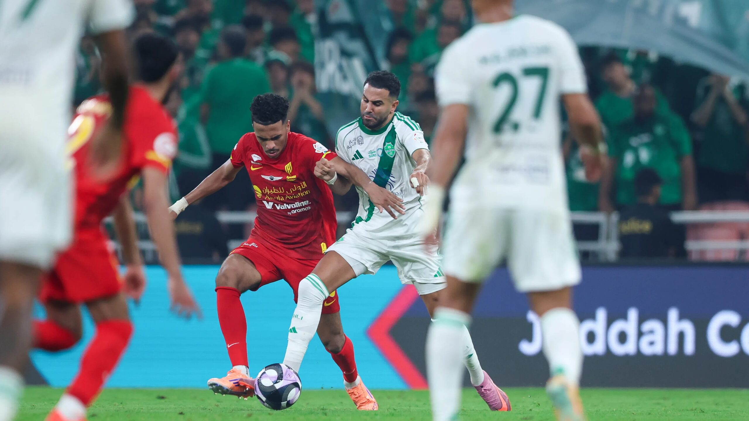 هل تغاضى الحكم عن طرد لاعب القادسية في مباراة الأهلي وتأثير ذلك على resulta