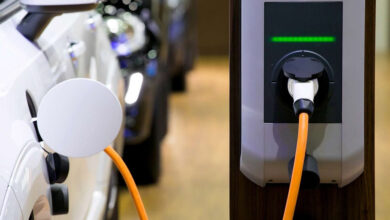 هل تنهي حرب إيران أسطورة "بنزين ترامب" الرخيص لصالح سياسة الشحن الكهربائي؟