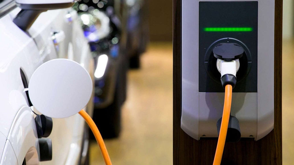 هل تنهي حرب إيران أسطورة "بنزين ترامب" الرخيص لصالح سياسة الشحن الكهربائي؟