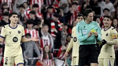 هل غمض الحكم عن طرد نجم برشلونة أمام بيلباو في مباراة مثيرة