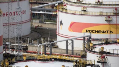 واشنطن ترفع القيود على بيع النفط الروسي في محاولة لتخفيف صدمة السوق