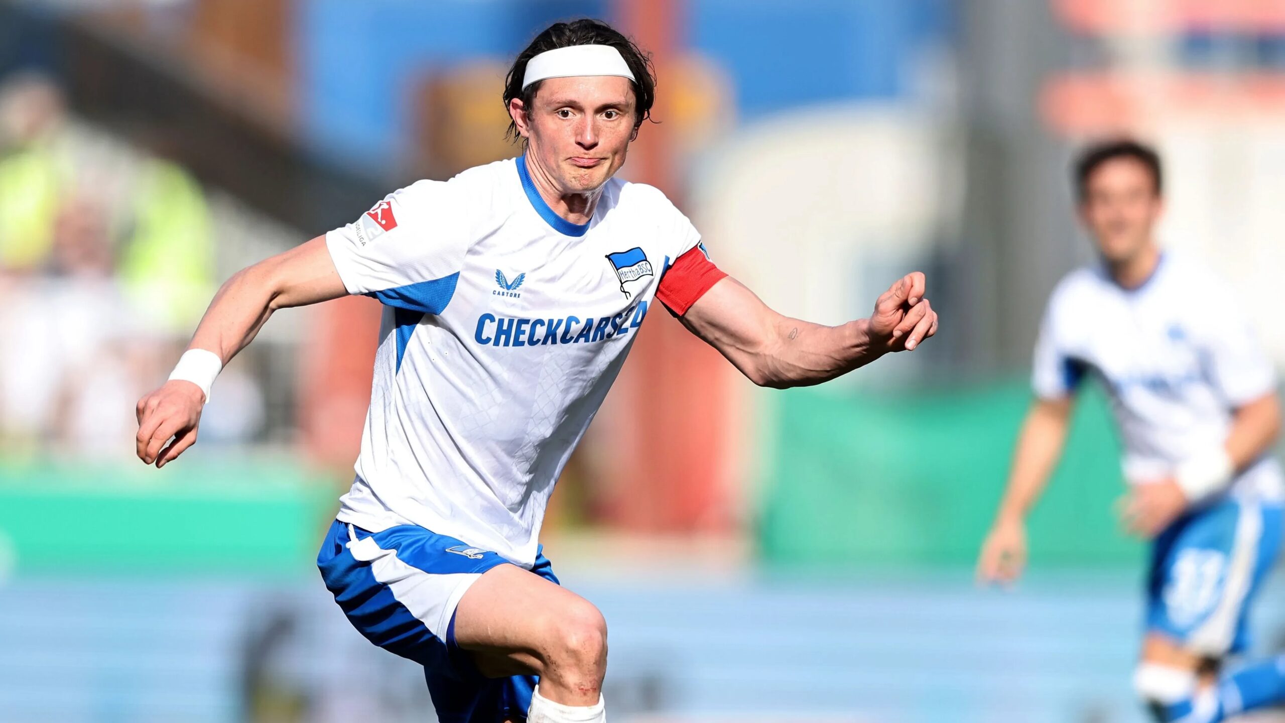 واقعة غير مسبوقة من مشجع ألماني يعطل تكنولوجيا الفيديو Video Technology خلال مباراة كرة القدم