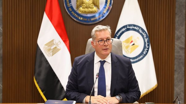 وزير البترول يؤكد مراجعة أسعار المنتجات فور استقرار الأوضاع